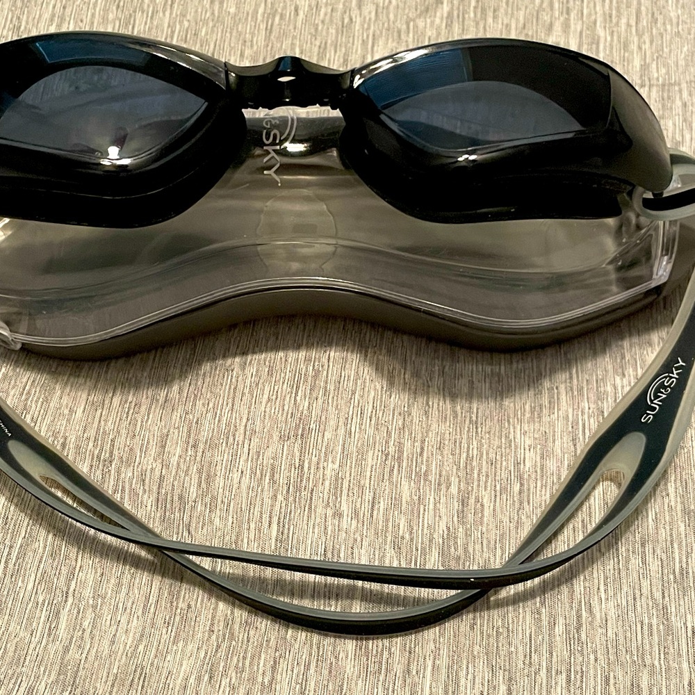 Swim goggles